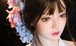 你是拥有山川河海的神明,而我是因神明交错而发光的少女