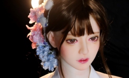 你是拥有山川河海的神明,而我是因神明交错而发光的少女