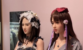 给春水堂琳琳和人造人理惠换了新衣服，猫咪比我还兴奋